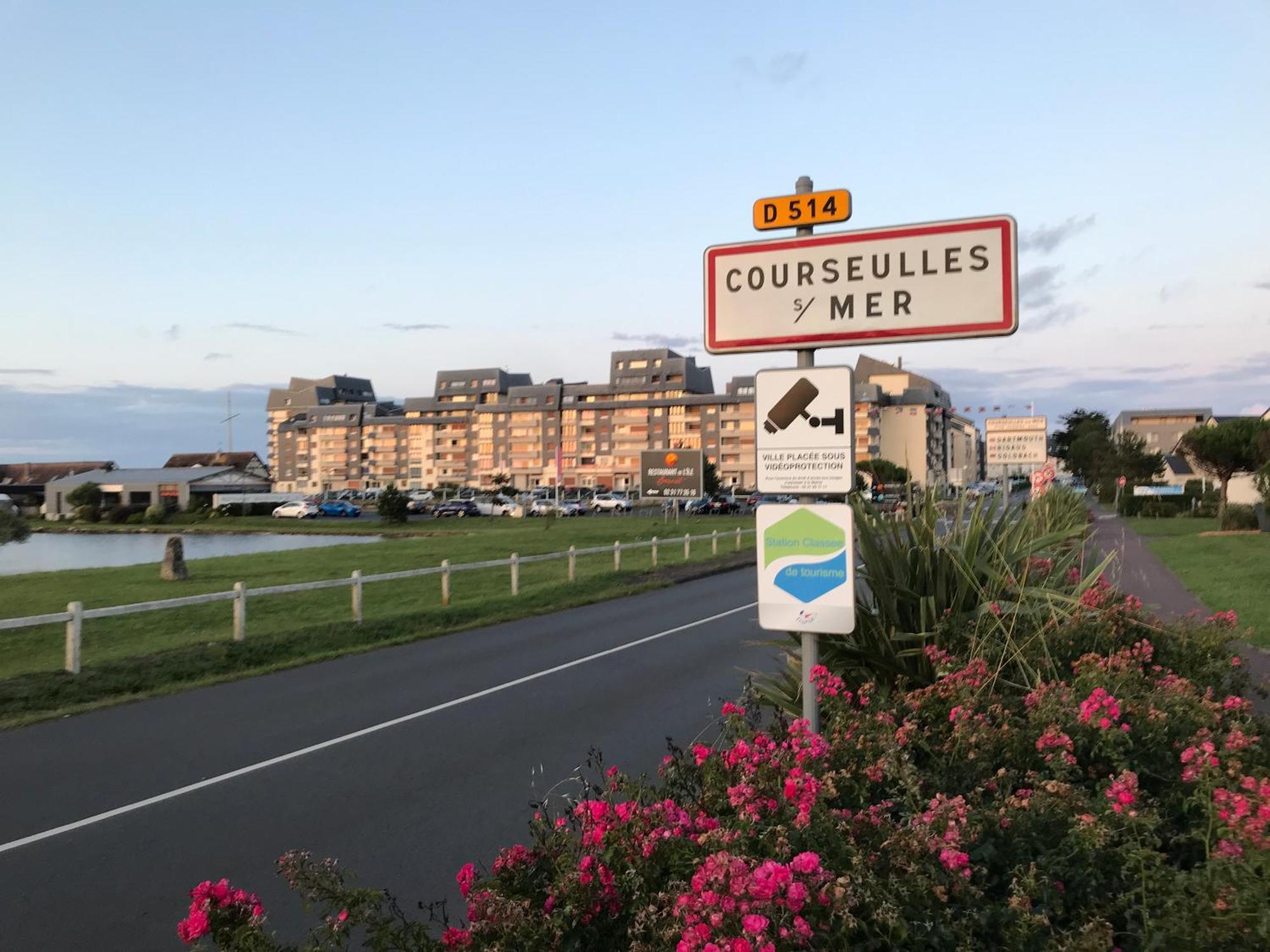 Bleu Sale - F2 Courseulles Avec Balcon Apartment Exterior foto